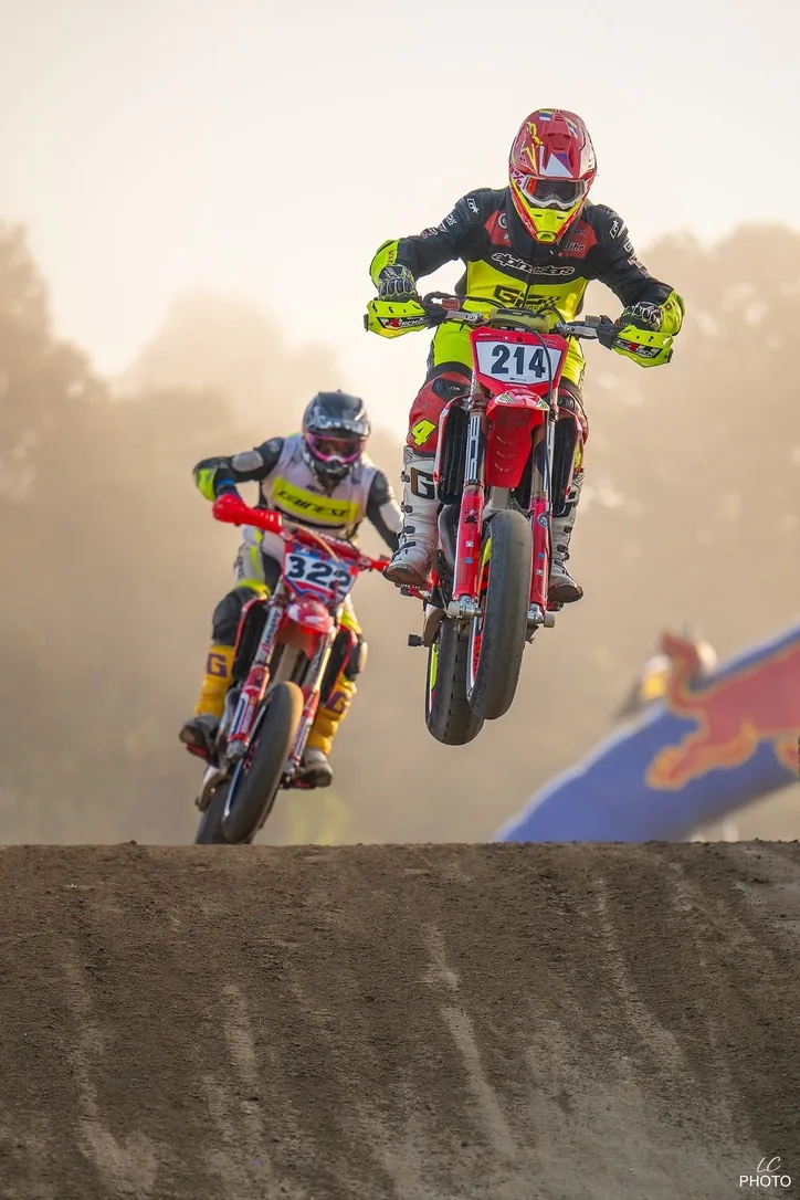Pilotes DLG Racing en saut Supermoto